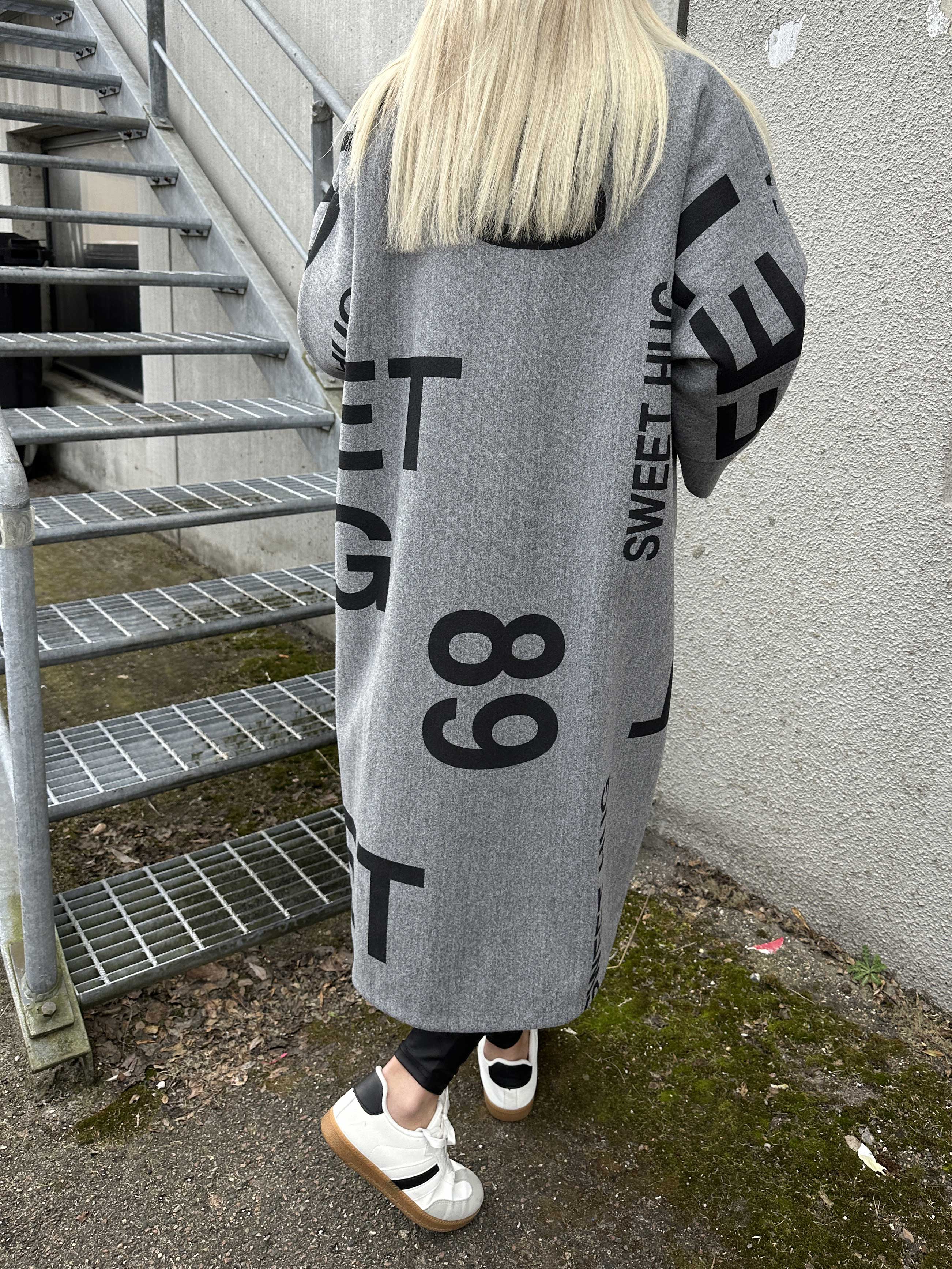 Annah Graphic - Oversized kappa med tydliga sömmar och text